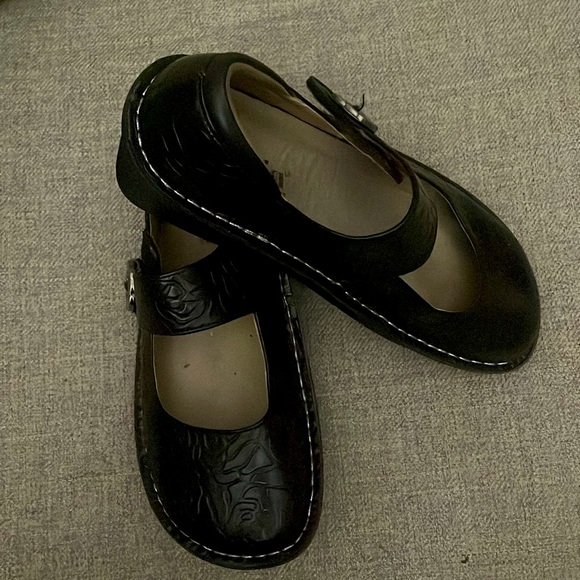 EUC Women's Alegria Paloma Mary Jane Embossed Rose Black Leather Shoes Sz 38W - Picture 2 of 3